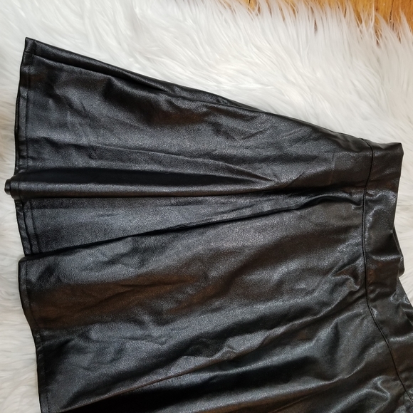 SHEIN Black Faux Leather Flared Mini Skirt Size M, side zipper closure - Picture 4 of 12